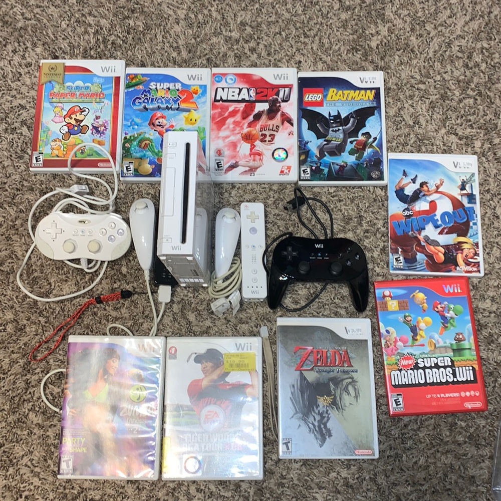 Wii w 9 physical games and 4 games in the system
